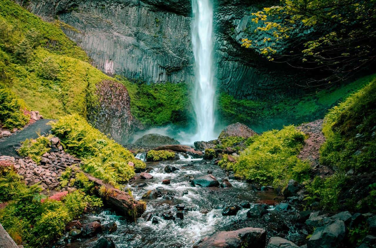 C'est pourquoi la meilleure eau naturelle à boire est celle en mouvement qui descend de la montagne