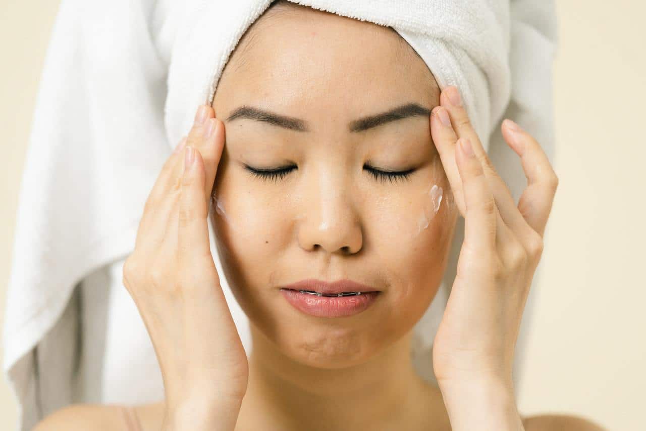 Comment faire le massage facial à la maison