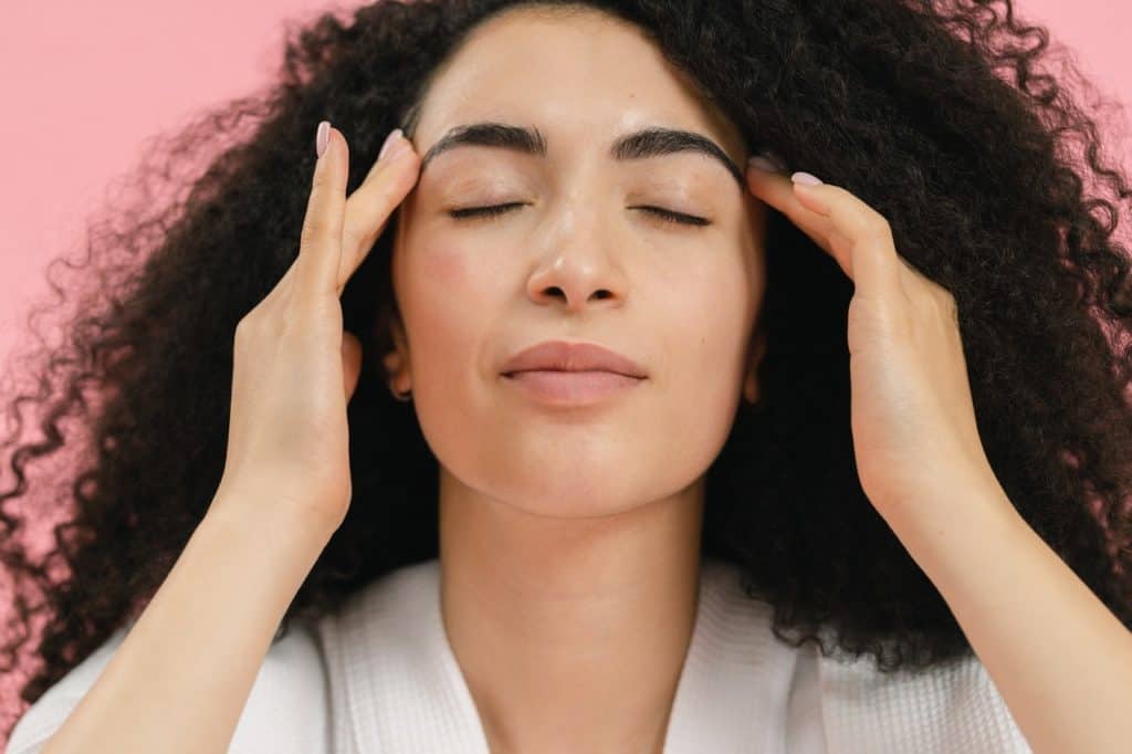 Massage facial : 8 avantages de se masser le visage